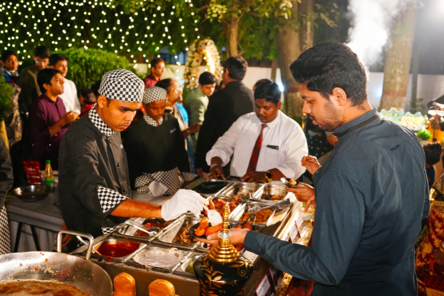 monsoon-wedding-catering-in-kolkata-guest-serving